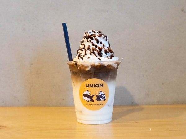 アイスカフェオレ 550円／生クリームのっけ＋100円