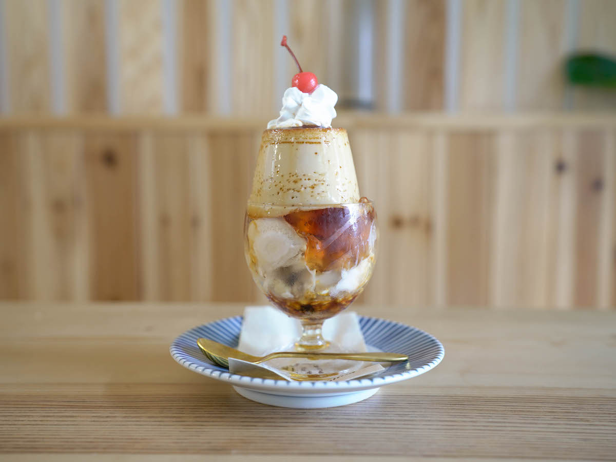“しましま”がかわいい尾道カフェ！紅茶専門店の丸ごとプリンパフェが大人気