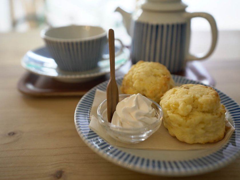 りんごとクリームチーズスコーン（2個）単510円・ドリンク付き880円