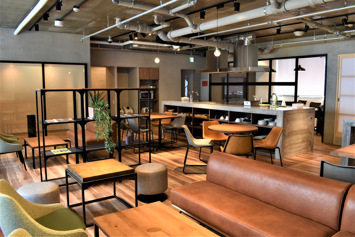 真ん中のラックには、ホテル周辺のお店が掲載された雑誌も。