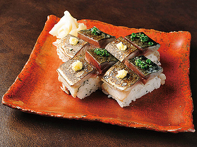 ジューシーな食感がたまらない炙り〆鯖の棒寿司1290円