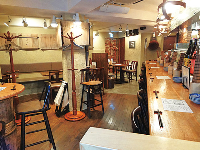 店では、毎日届く新鮮な魚が刺身などで味わえる