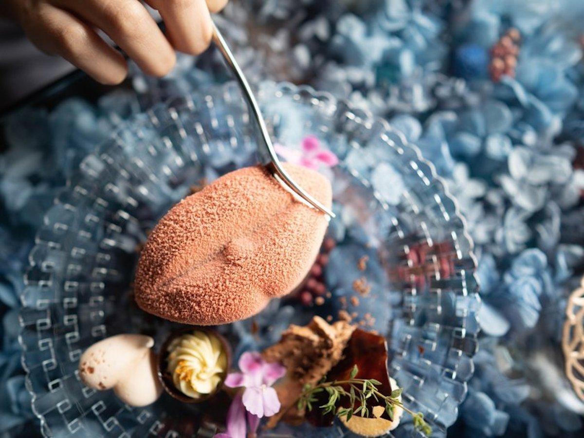 唇の形がそのままチョコに!?　お花のガラステーブルがかわいい広島のチョコレート専門店