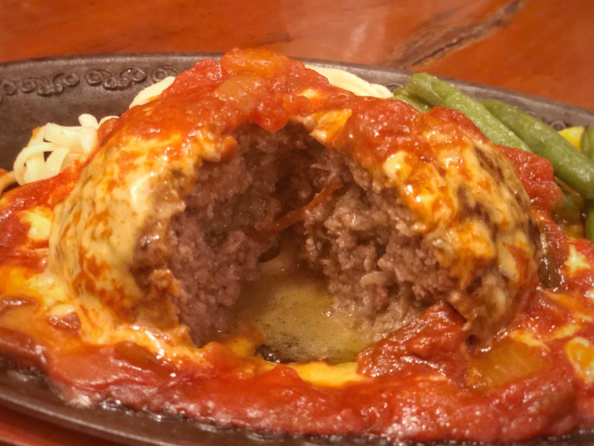 肉汁あふれるハンバーグ
