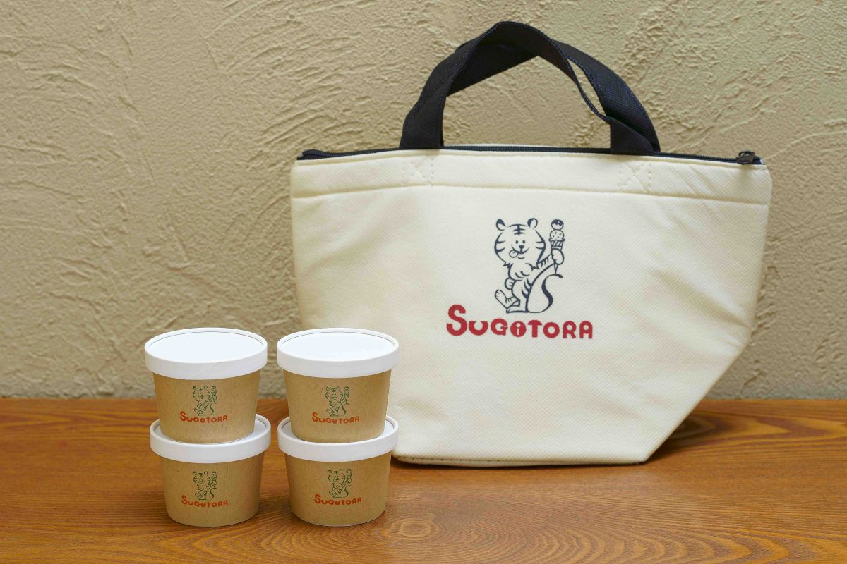 テイクアウト カップシングル400円、ダブル500円 コーンシングル450円、ダブル550円