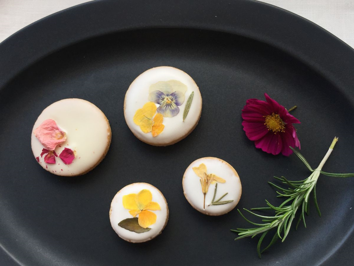 ホワイトチョコレートにドライの花びらをあしらったサブレ　各300円