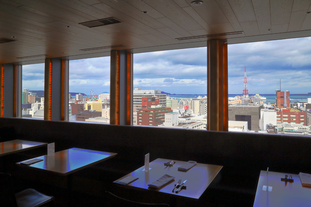 店内北側の席では、街の風景の向こうに博多湾を一望