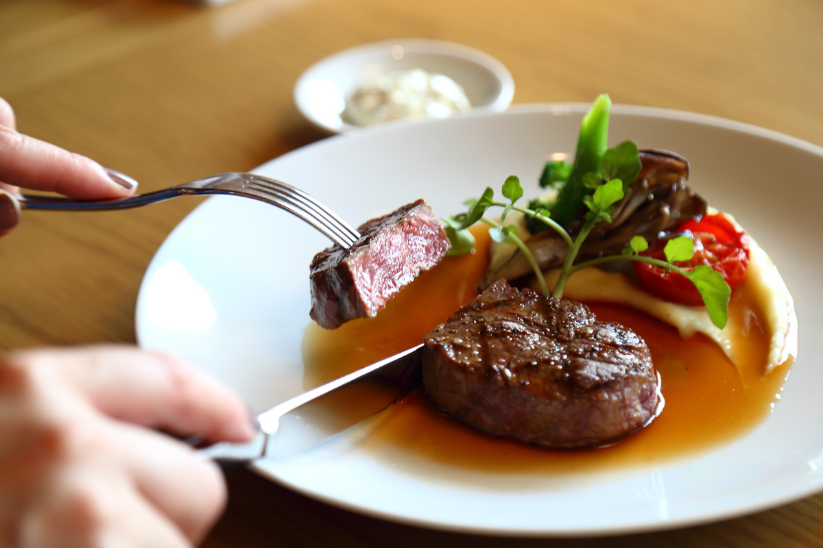 選べるメインのひとつ、ビーフステーキのチャーグリル ホースラディッシュクリーム添え（USブラックアンガス ミスジ肉）ビュッフェとセットで2310円(税・サービス料別)