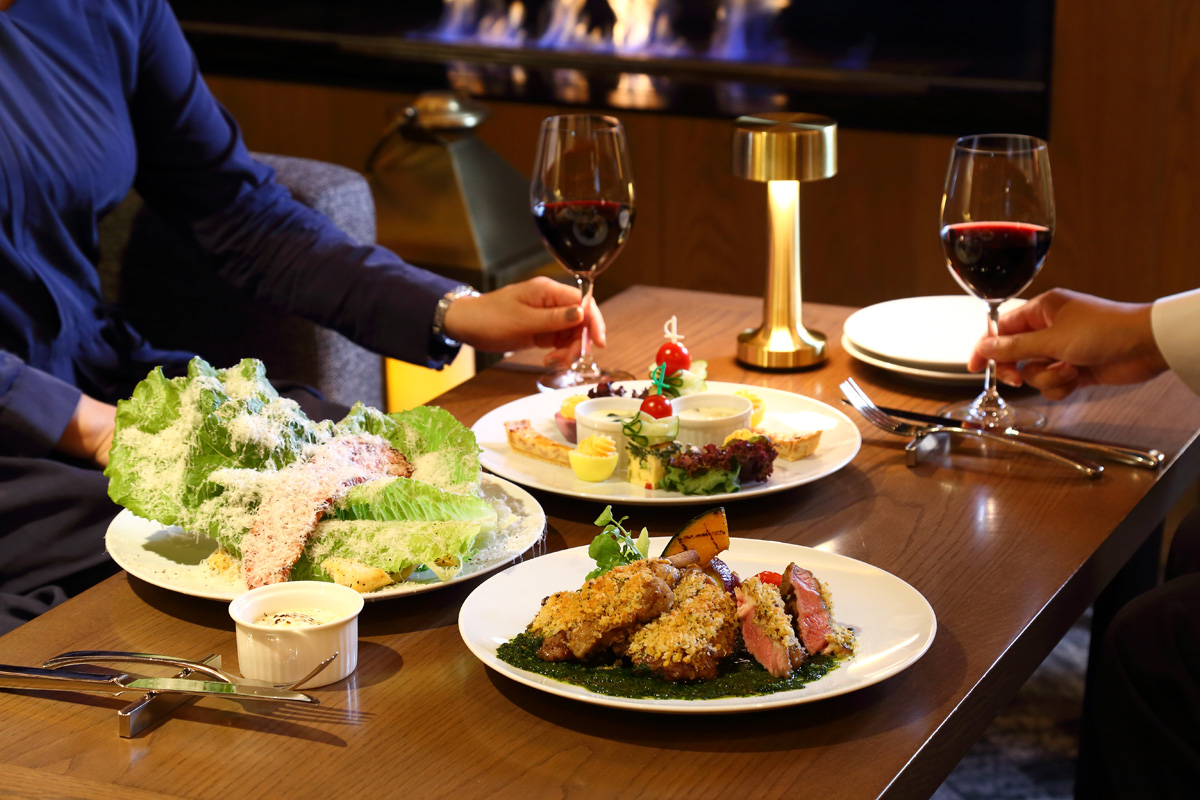 アラカルトではシーザーサラダ、ラム、前菜の盛り合わせなどが人気