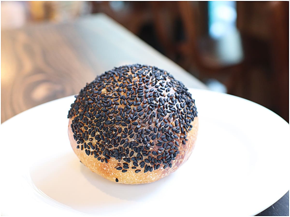 「練りごまアンパン」テイクアウト184円（税込）／ イートイン187円（税込）