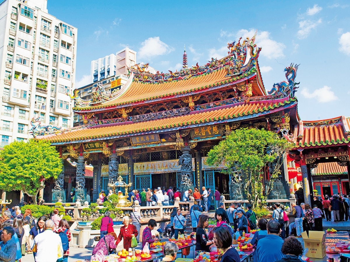 台北最強のパワースポット！”ご利益のデパート”龍山寺でお参り