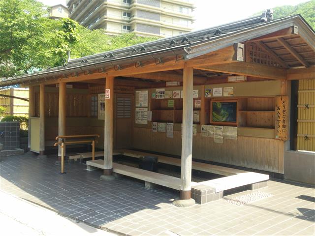 ケヤキの森の近くに足湯がある