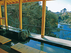 鬼怒川の渓谷を見晴らす足湯