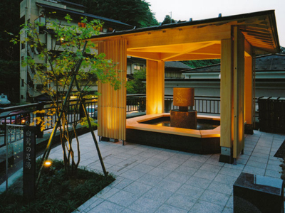 金箔、戸室石、木格子と金沢伝統のマテリアルで構成された足湯。足元から疲れを癒してくれる