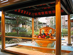 さるぼぼ黄金足湯は無料で利用できる 