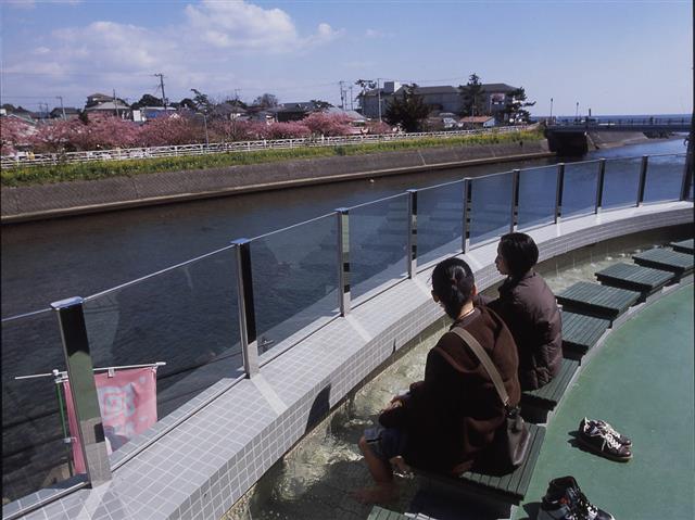 河津桜のシーズンには特に賑わう河津三郎の足湯処/河津町観光協会