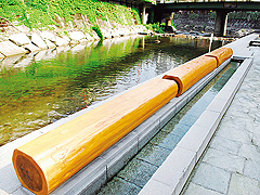 春来川沿いにある全長21mの足湯 