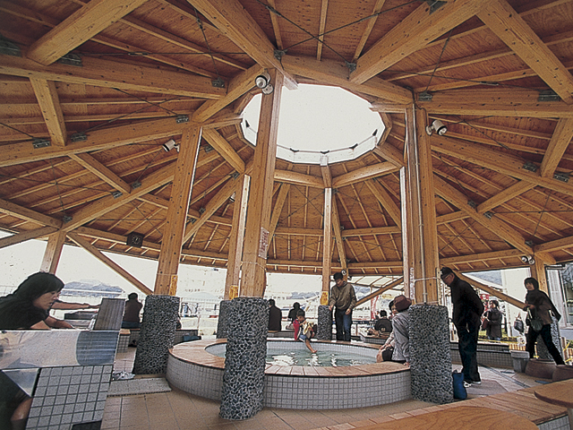 うずしおドームなないろ館には無料の足湯もある