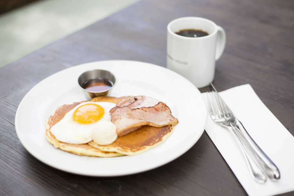 オリジナルバターミルクパンケーキ ベーコン＆エッグ（ドリンク付き）　1500円