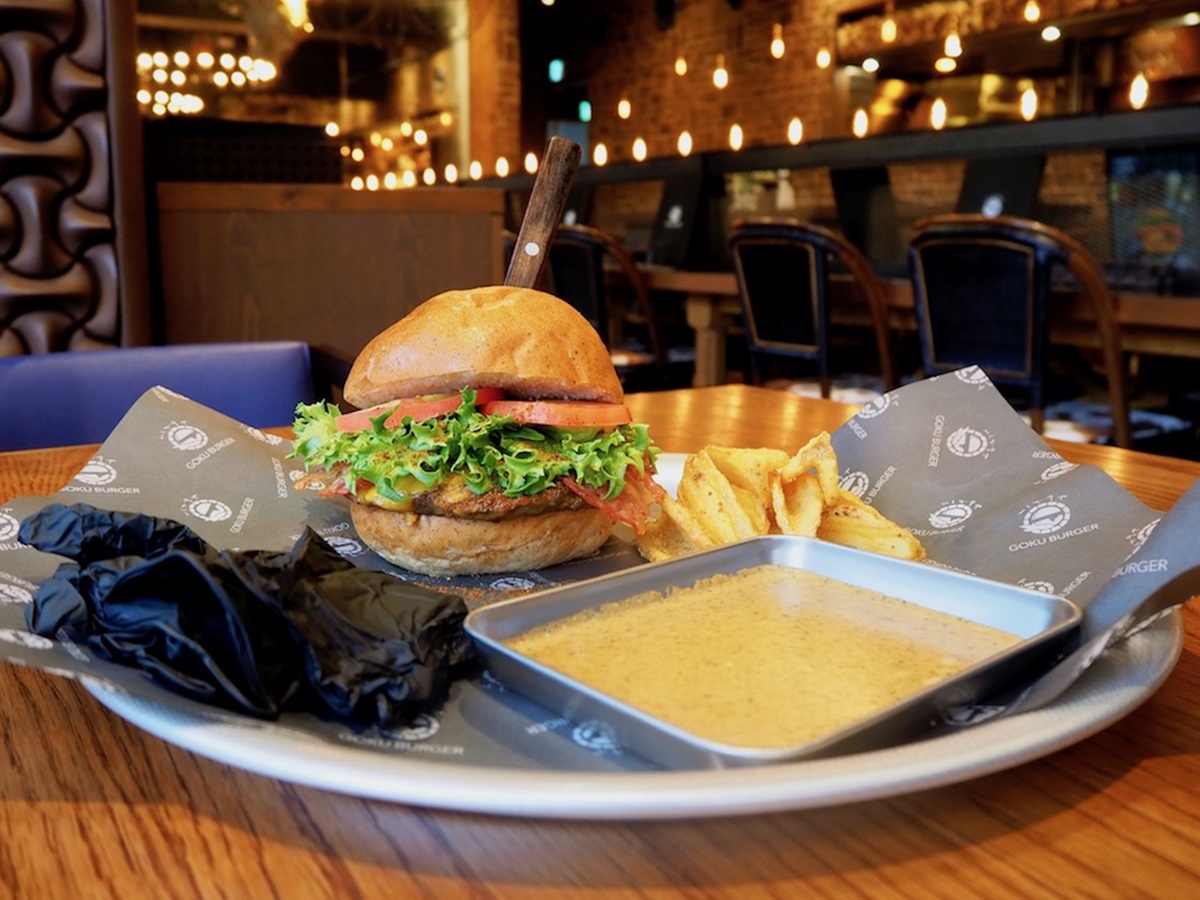 コーヒーの香りがする!?豪快にかぶりつきたいホロ苦ジューシーな“やみつきハンバーガー”