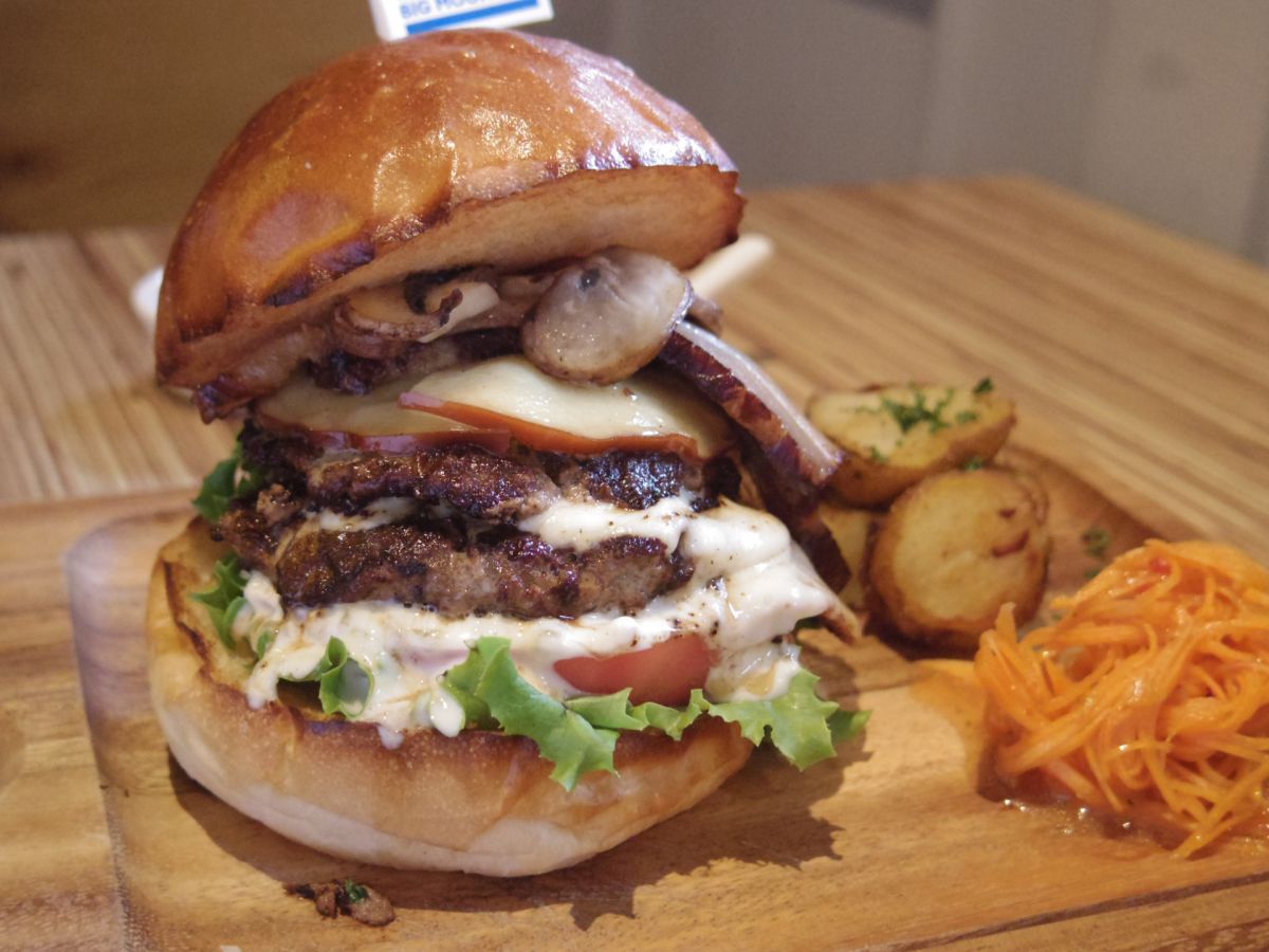 パティ2枚、マッシュルーム、ベーコンなどが贅沢に挟まる「BBMバーガー」（1600円）