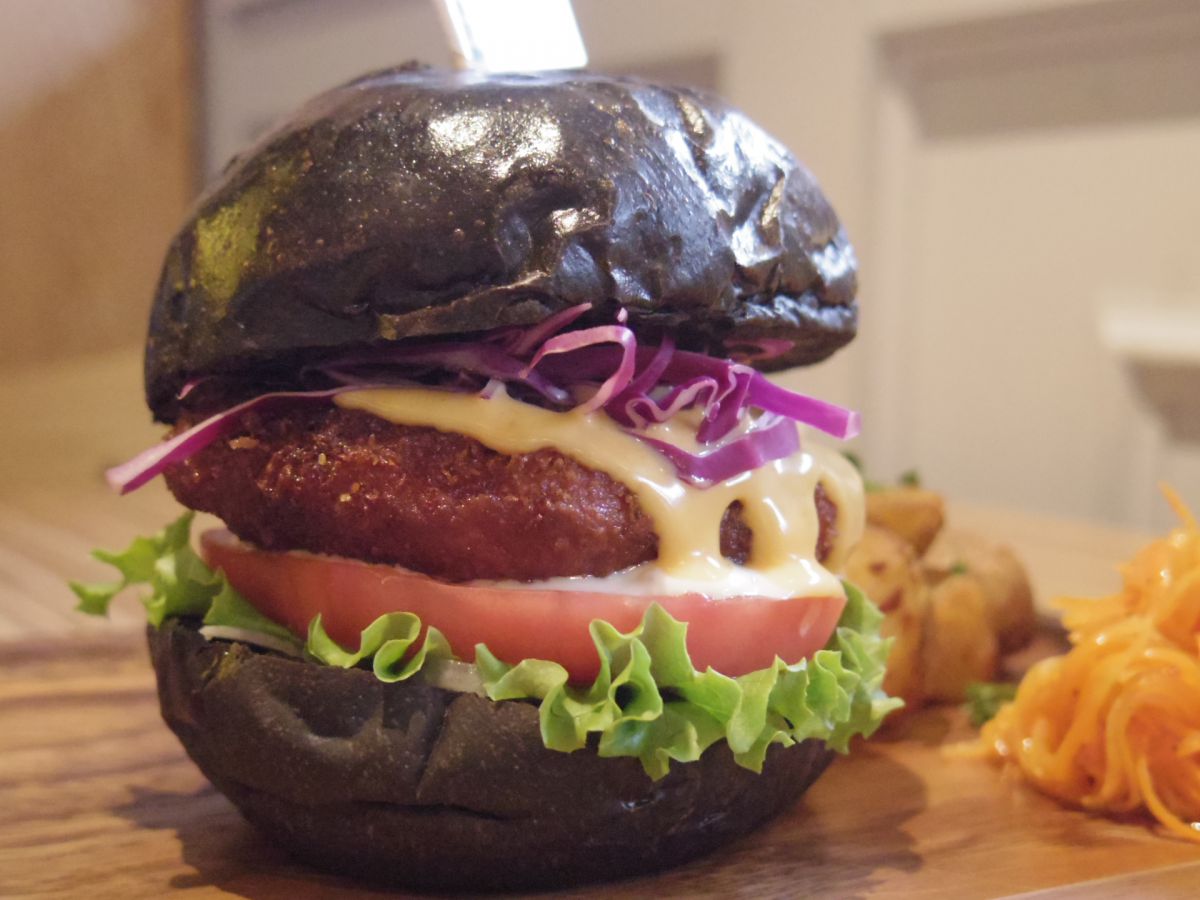 イカカツが挟まる「玄界バーガー」（1240円）