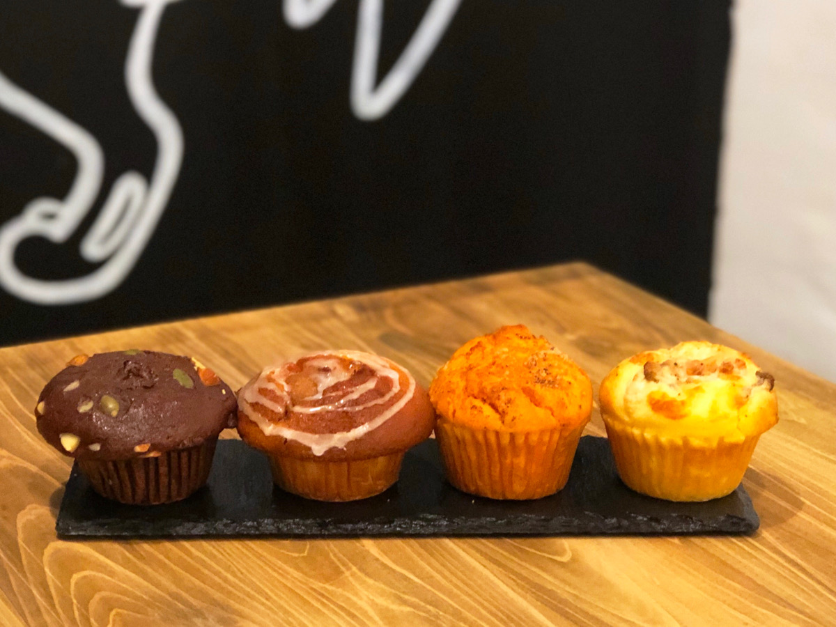 「自家製マフィン」左から「かぼちゃとチョコレート」400円（税込）、「塩キャラメル風味のさつまいも（安納芋）」400円（税込）、「トマトとバジル」300円（税込）、「ベーコンとキノコのホワイトソース」400円（税込）
