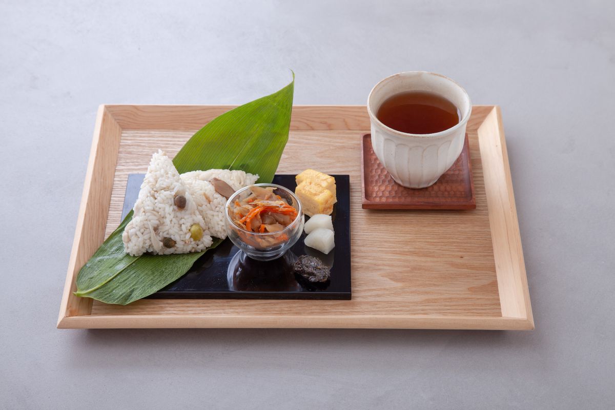 笹巻きおこわ（松茸とはも/鶏そぼろと山の幸）ほうじ茶セット　　1200円