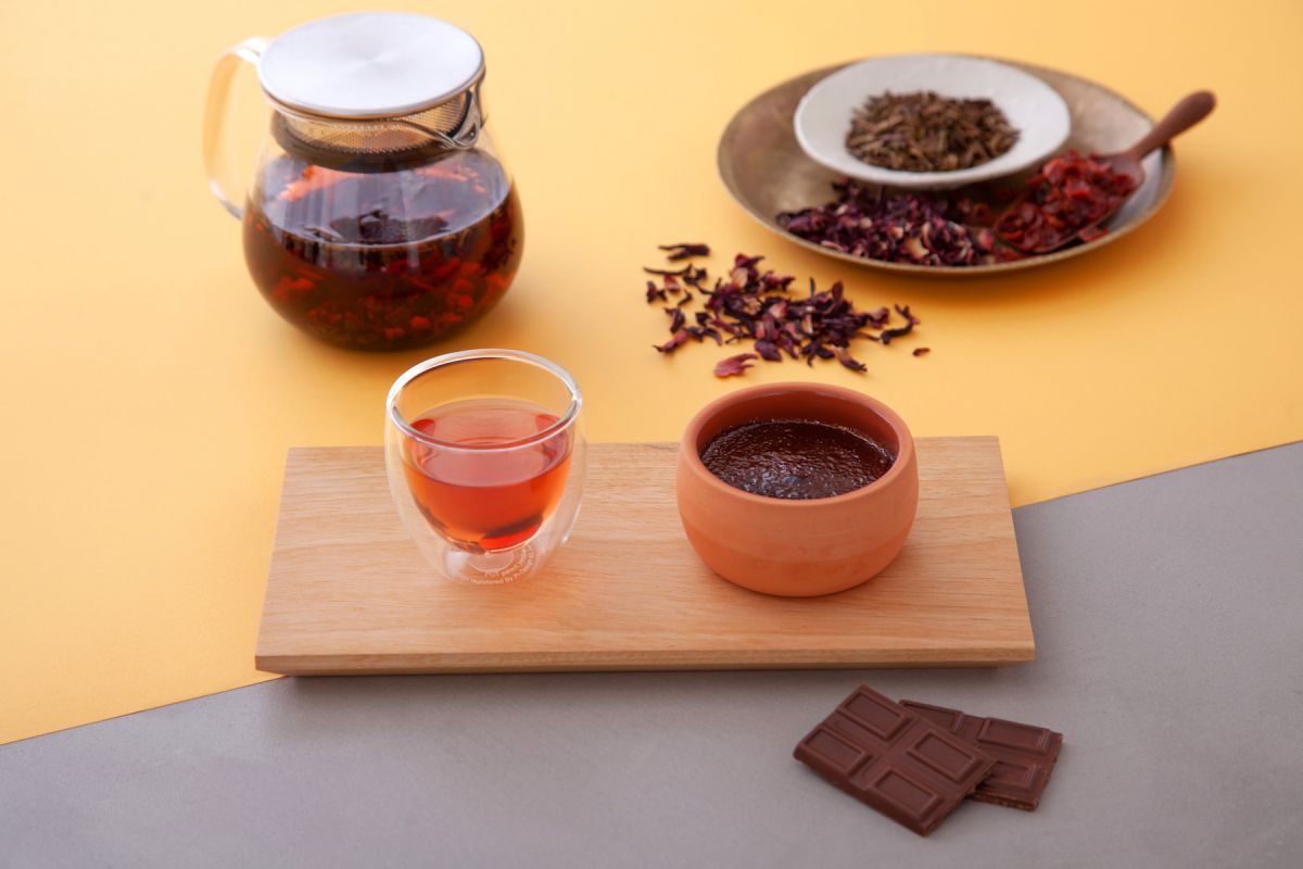 ハーブティーとデザートのセット　各900円※ハーブティー単品は各500円 ハイビスカスブレンドほうじ茶　×　クレームブリュレショコラベリーのコンフィチュール