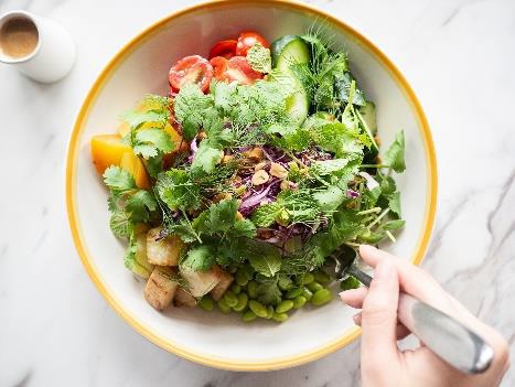 チョップサラダ、ピーナッツドレッシング-レタス、コールラビ、赤キャベツ、イエロービーツ1700円／(c) Mika Suzue