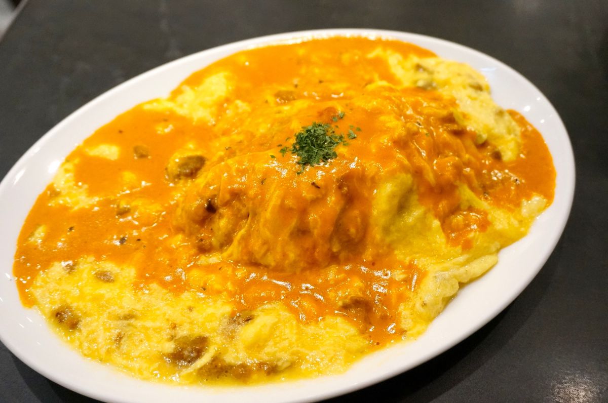 「想い出のうにオムライス」（ランチタイム税別1380円／ディナータイム税別1400円）