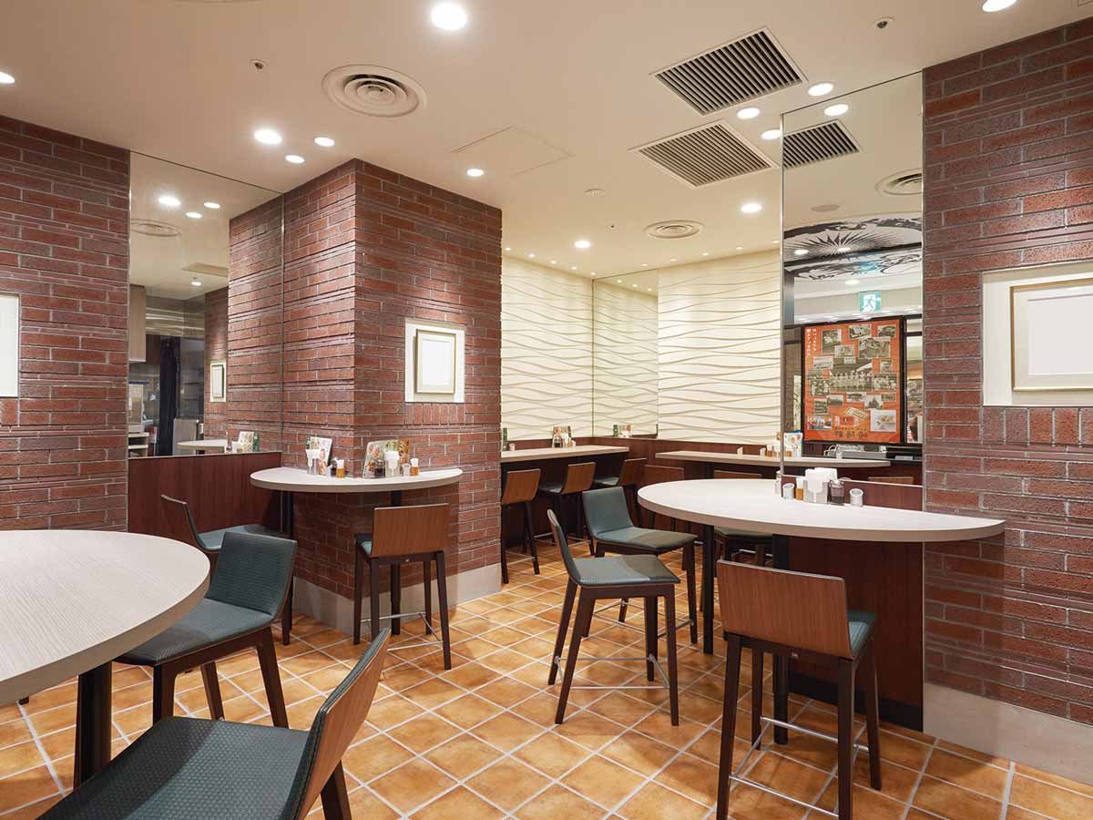 カウンター席が並ぶ店内／横濱 崎陽軒（シウマイBAR）