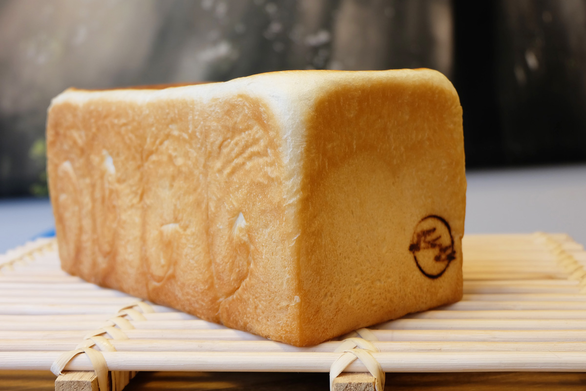 「北海道美瑛“絹香”食パン」（800円）