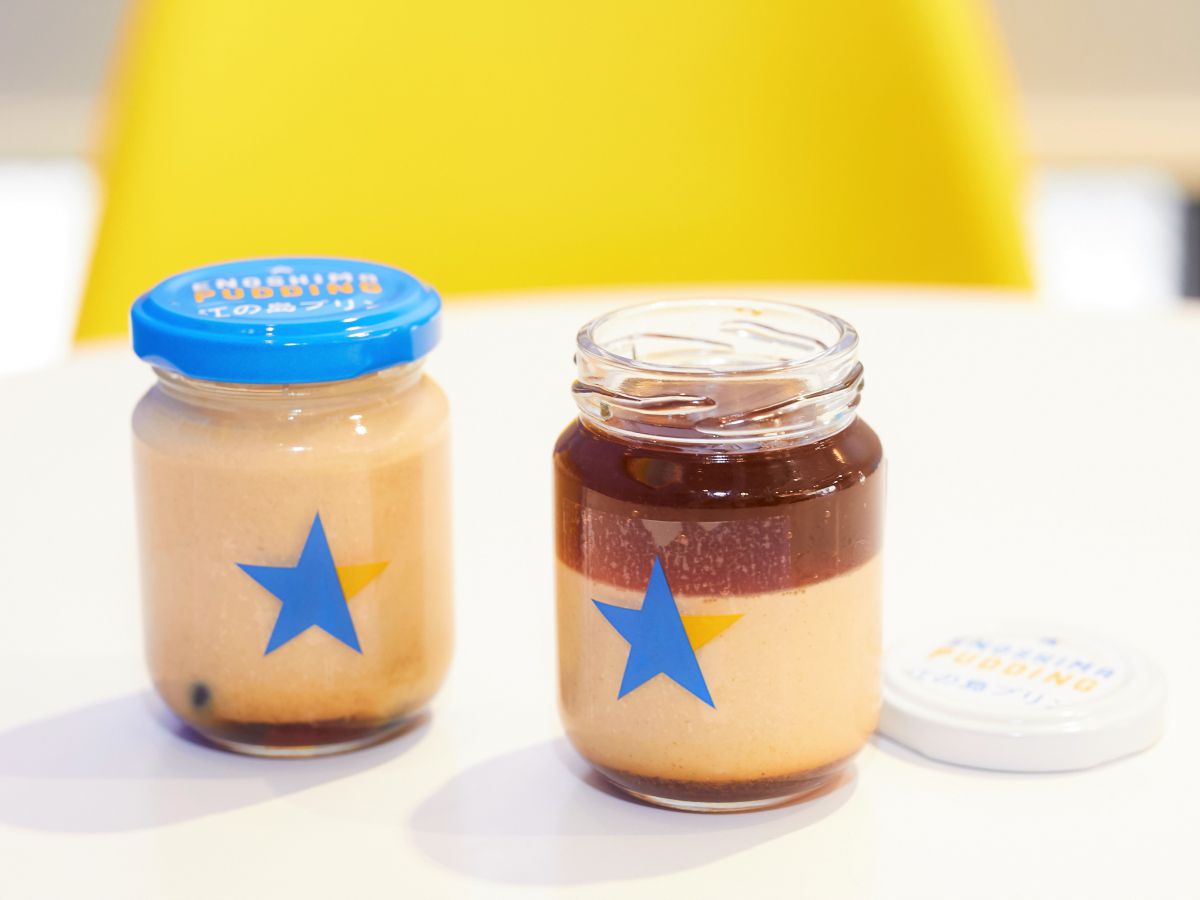 右：江の島プリン〈オルゾ〉400円、左：江の島プリン 390円