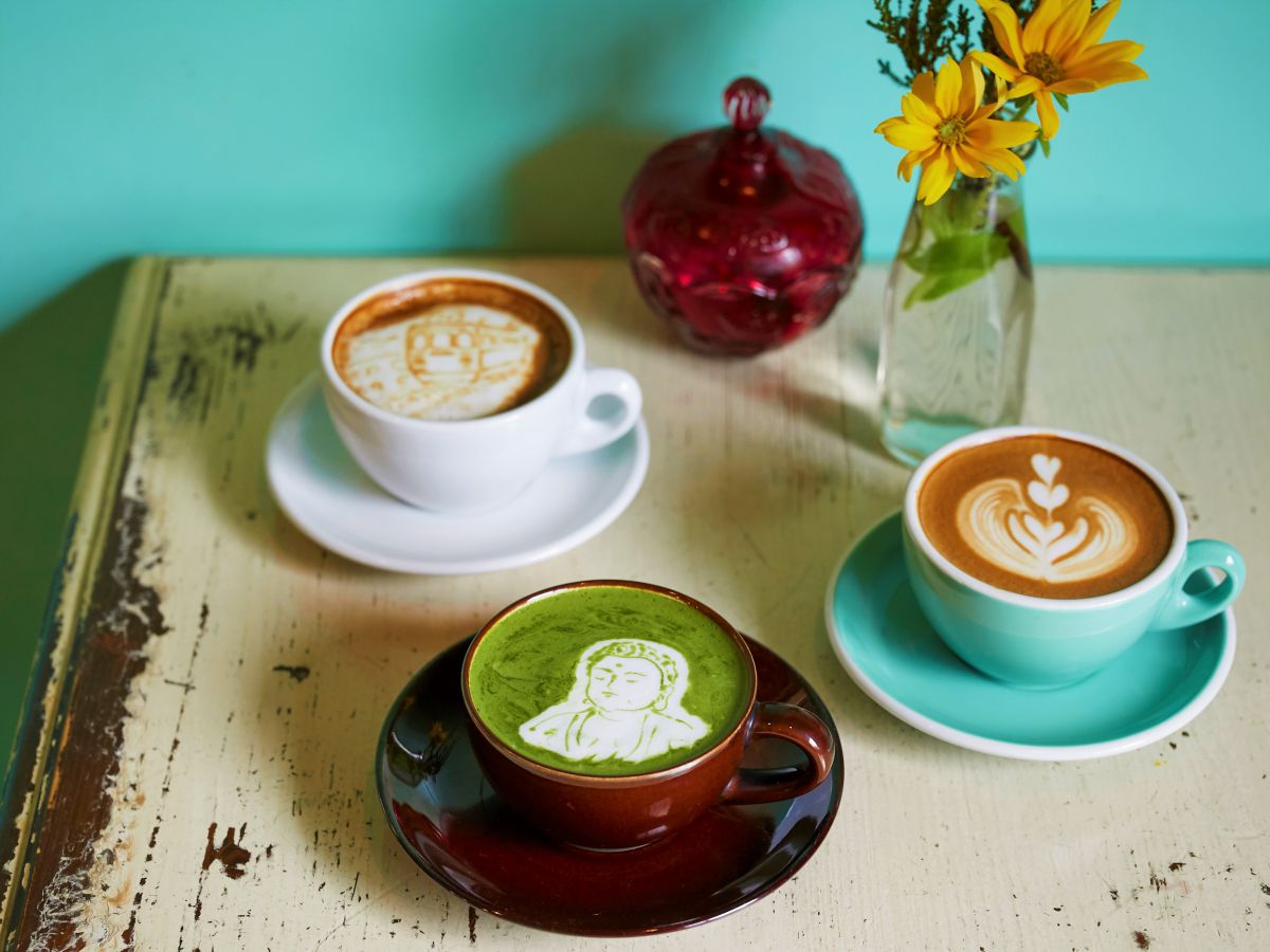 手前：抹茶ラテ600円～、右・左：カフェラテ500円～