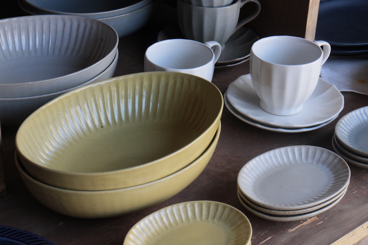 左上から時計まわりに、ボウル￥2860、カップ&ソーサ― ￥2310、ミニプレート￥990