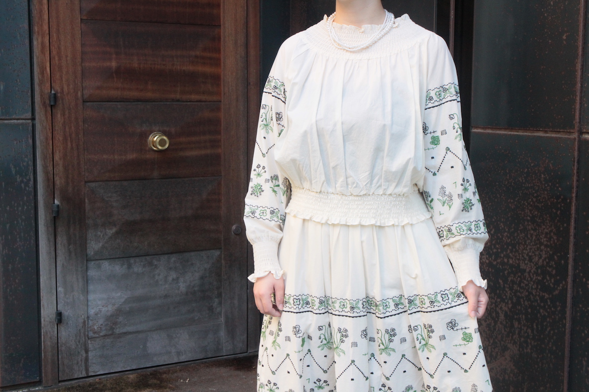 寄せ植え家族ブラウス 1万9800円、寄せ植え家族スカート 2万4200円