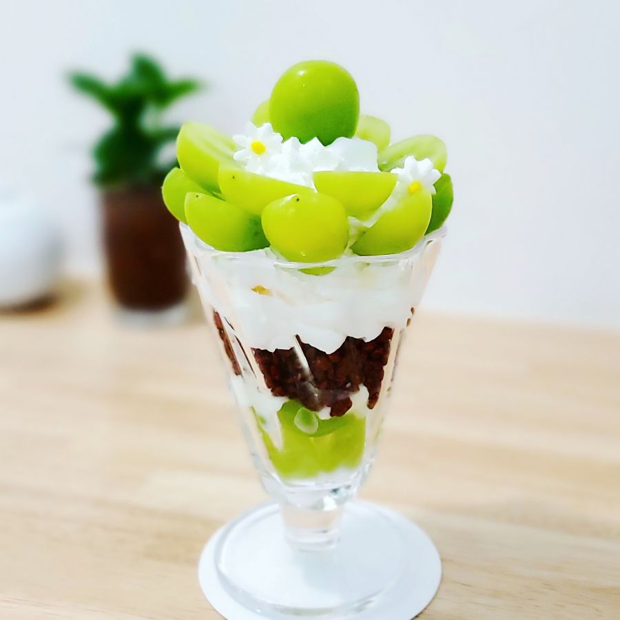 期間限定「シャインマスカットとナガノパープルパフェ　1900円（税別）」※入荷状況によって盛り付けには変更があります。