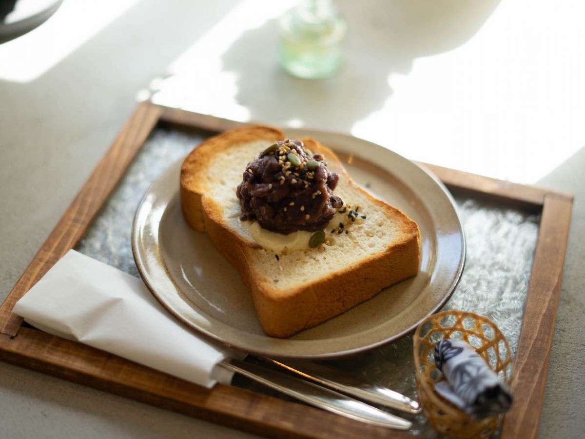 広島県産米粉パンにホイップバターと北海道産無農薬自家製あんこのあんバター 600円