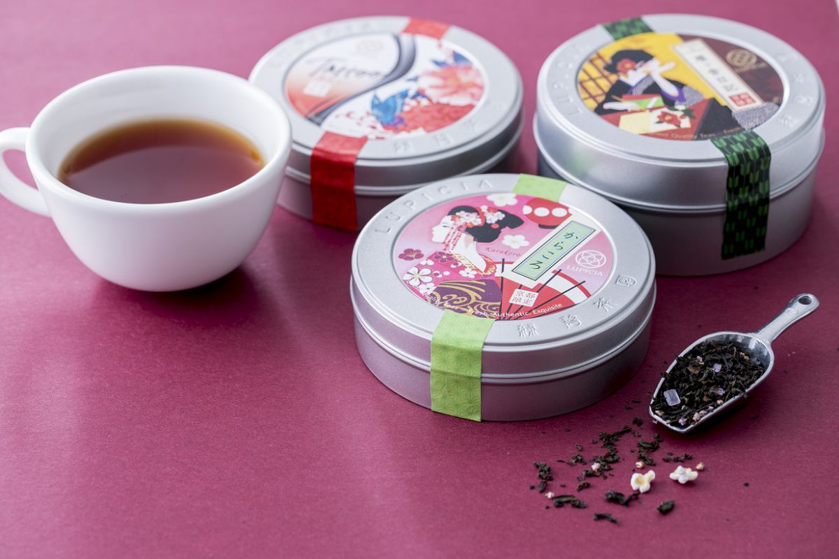 京都限定オリジナルティー「からころ（紅茶）」50g 限定ラベル缶入り1000円、「雁ヶ音日記（焙じ茶）」50g 限定ラベル缶入り1000円