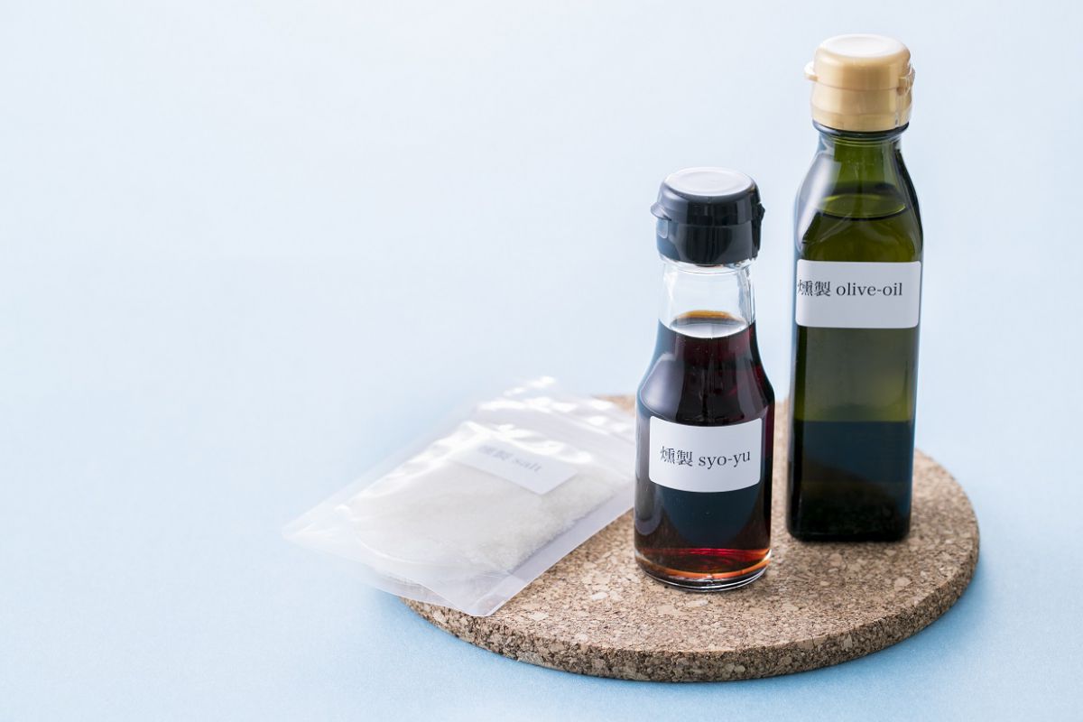 燻製olive−oil（右）120㎖860円、燻製syo-yu（中）70㎖480円、燻製salt（左）30g370円