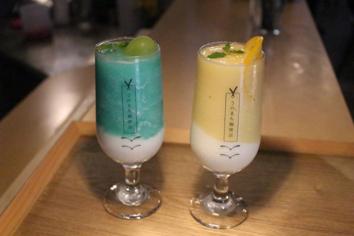 左より、青リンゴとマスカットのツートンラッシー、パインとマンゴーのツートンラッシー（各700円）