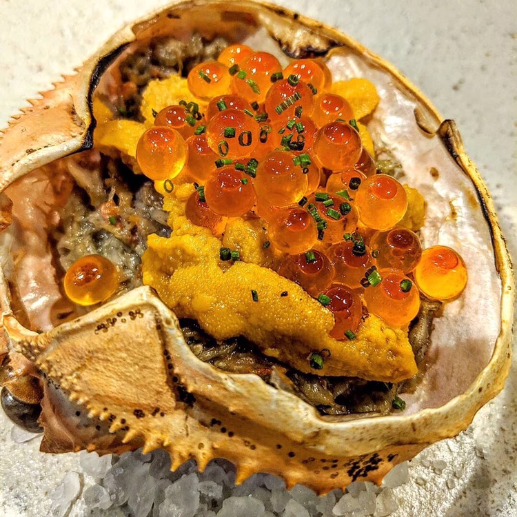 「ズワイガニとうにの甲羅焼き」（税抜2280円）／Grasara