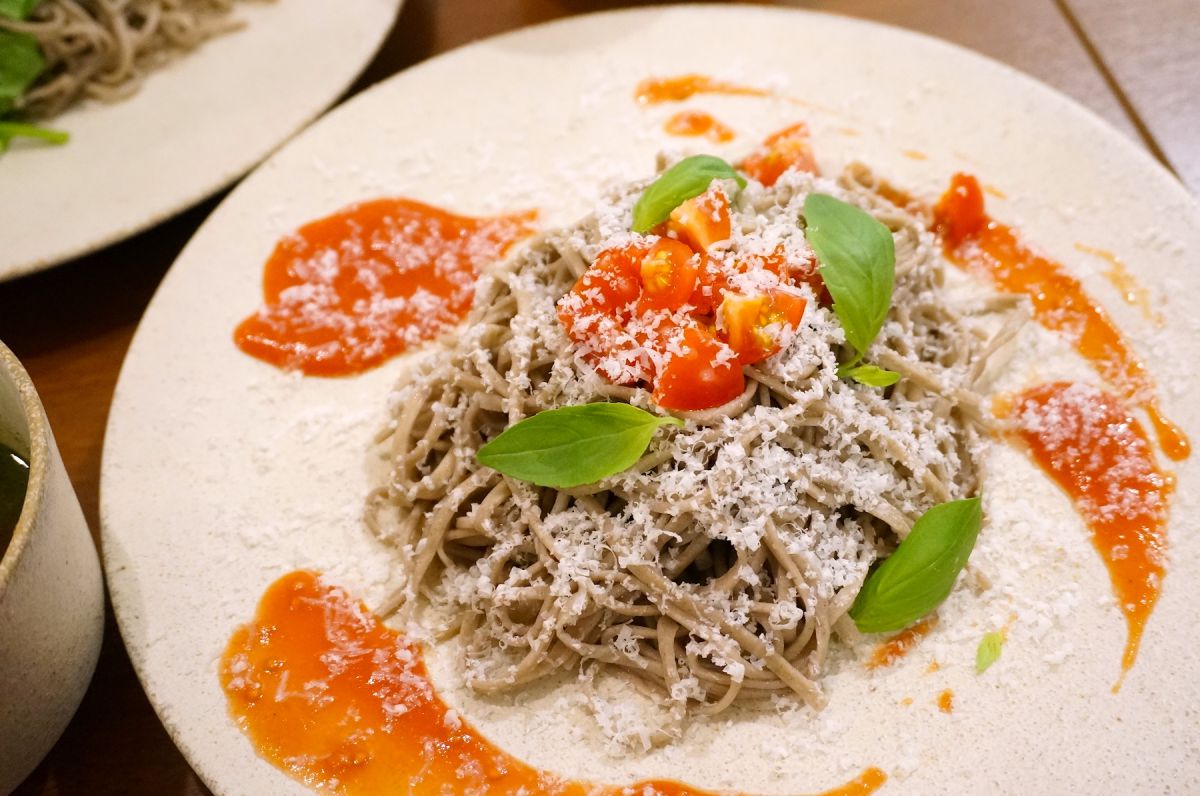 「トマトバジル　イタソバ」（税抜1,580円）