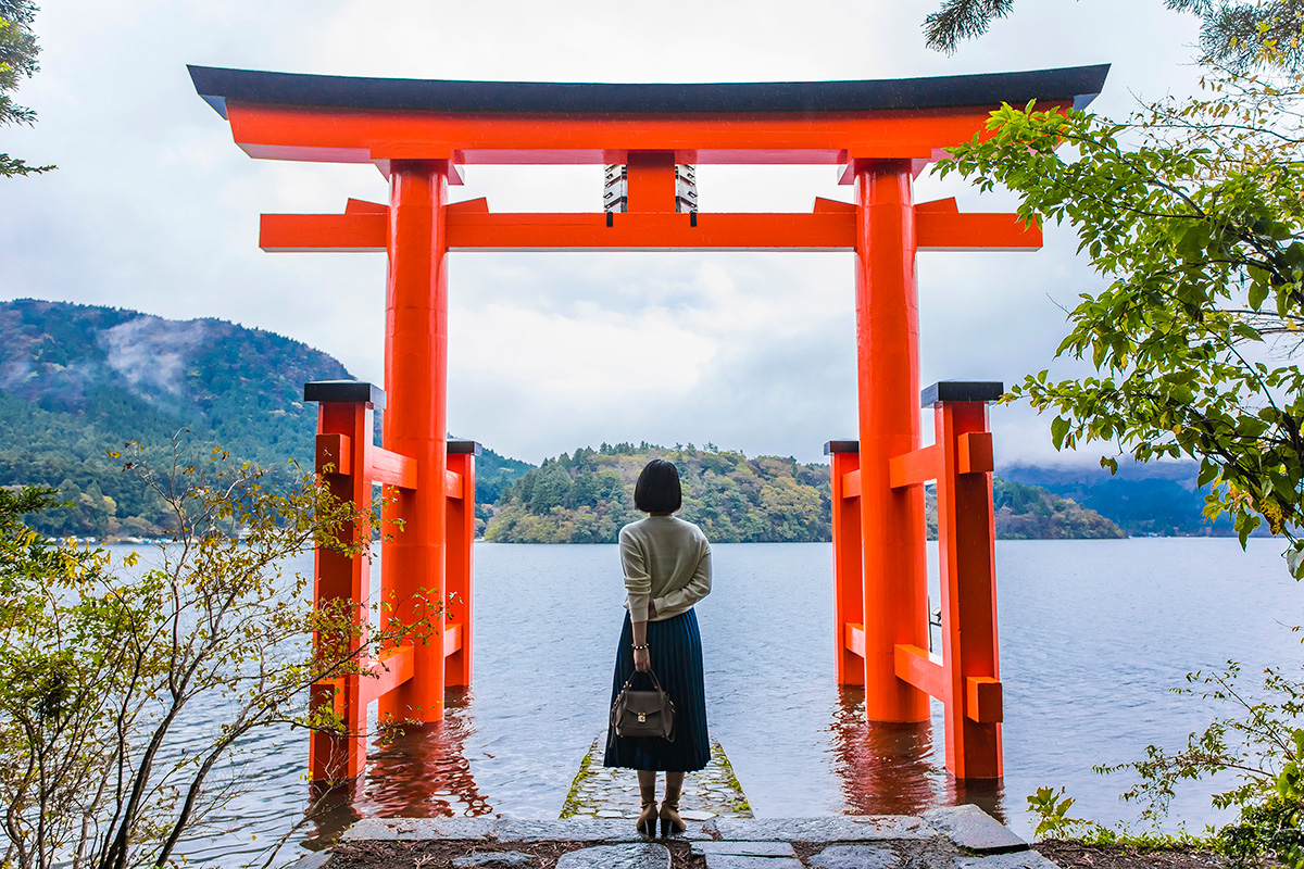 芦ノ湖畔にある「箱根神社 平和の鳥居」