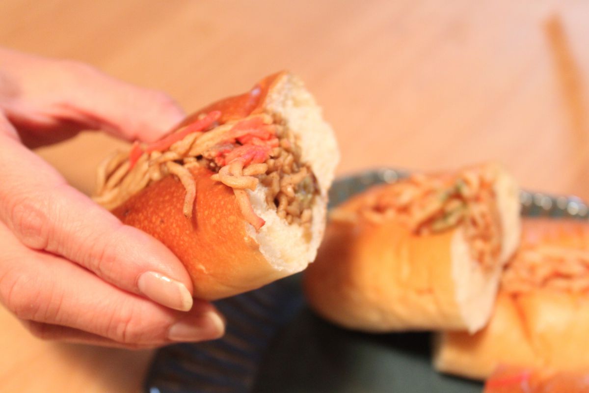 焼きそばパン 216円