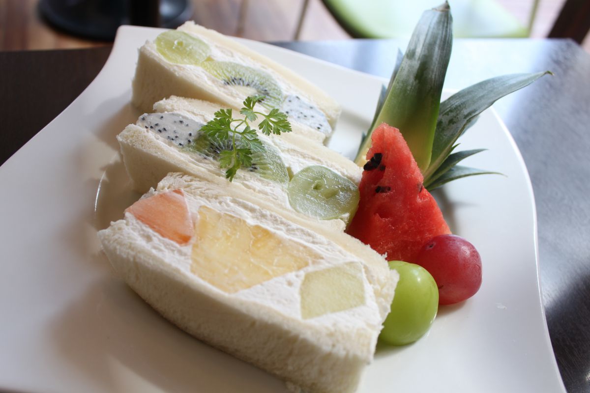 フルーツサンド（単品715円／SET880円）