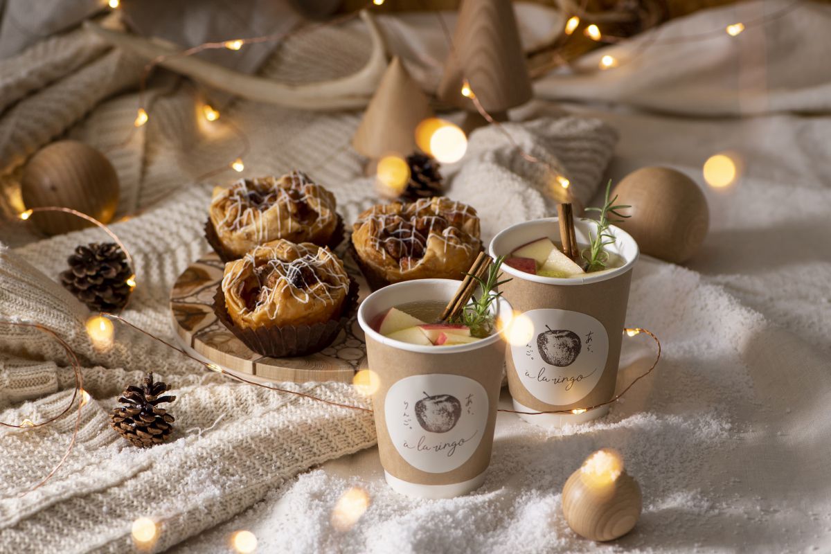 冬限定メニューの「りんごのクランブルホワイトチョコ」380円。「りんごサングリア」は、ノンアルコール450円、アルコール500円