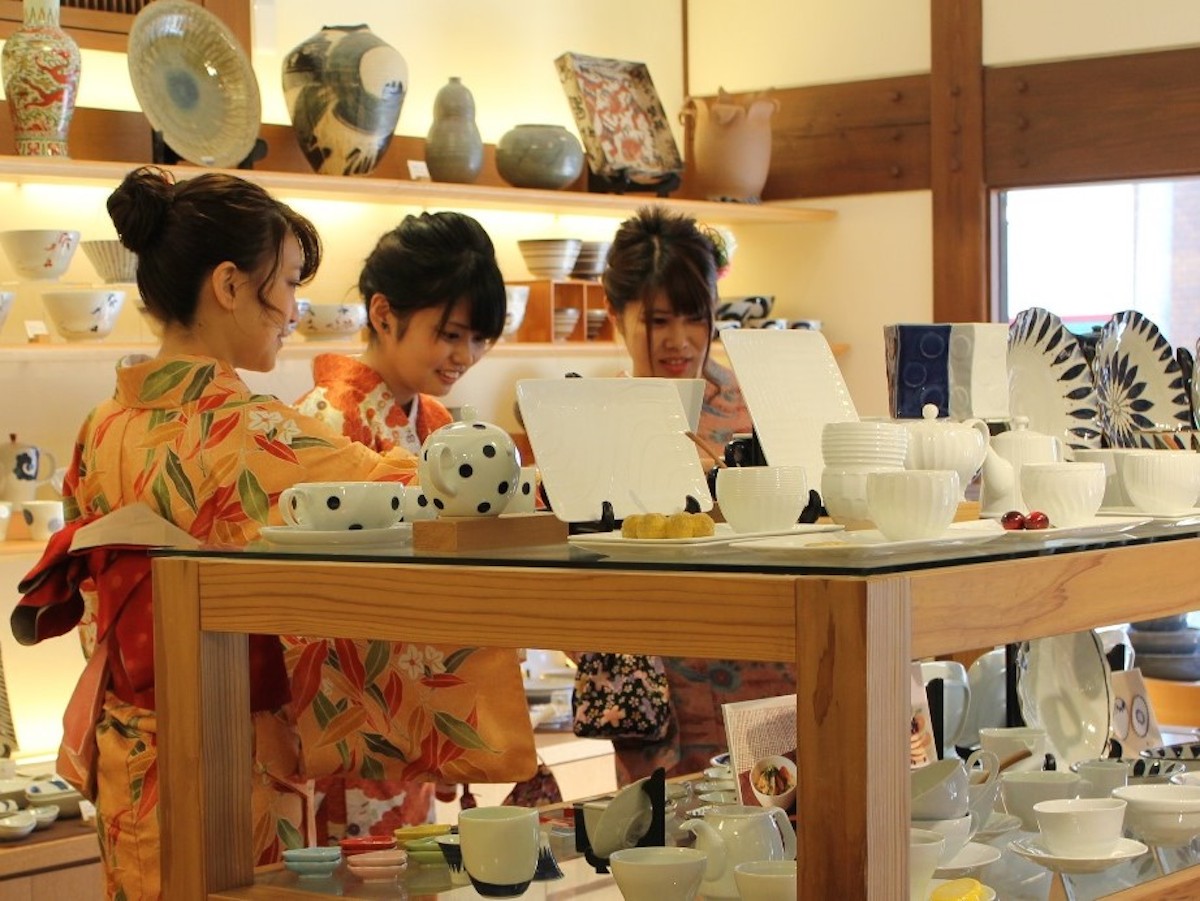 グルメ・うつわ・紅葉三昧、400年の伝統“新窯焚き”も見学できる「秋の有田陶磁器まつり」へ