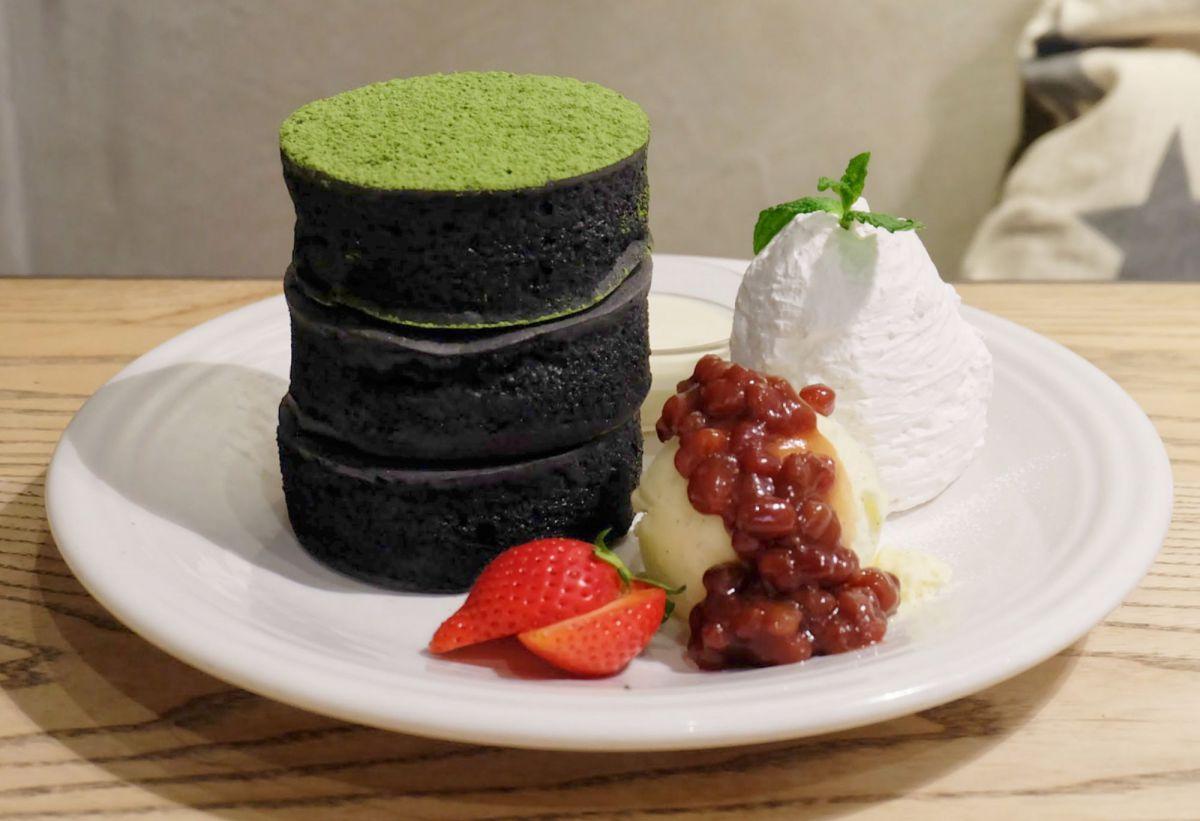 竹炭ブラックとホワイトチョコソース 1580円 